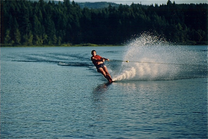pic_waterskiingI_E